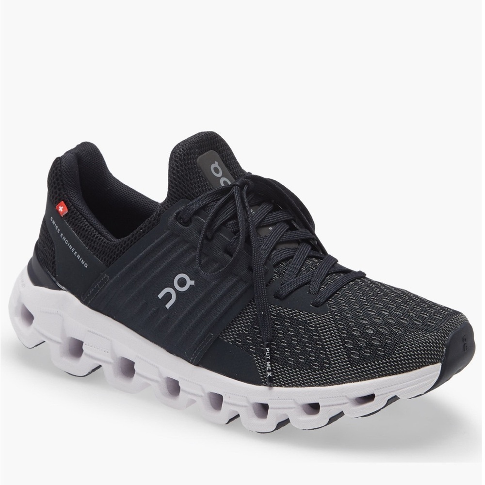 On on cloud cloudswift women’s white and  Black Running Shoes size 5.5